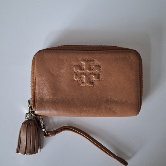 Tory Burch Handbags - Tory Burch tan leather zip wallet/wristlet with a tassel